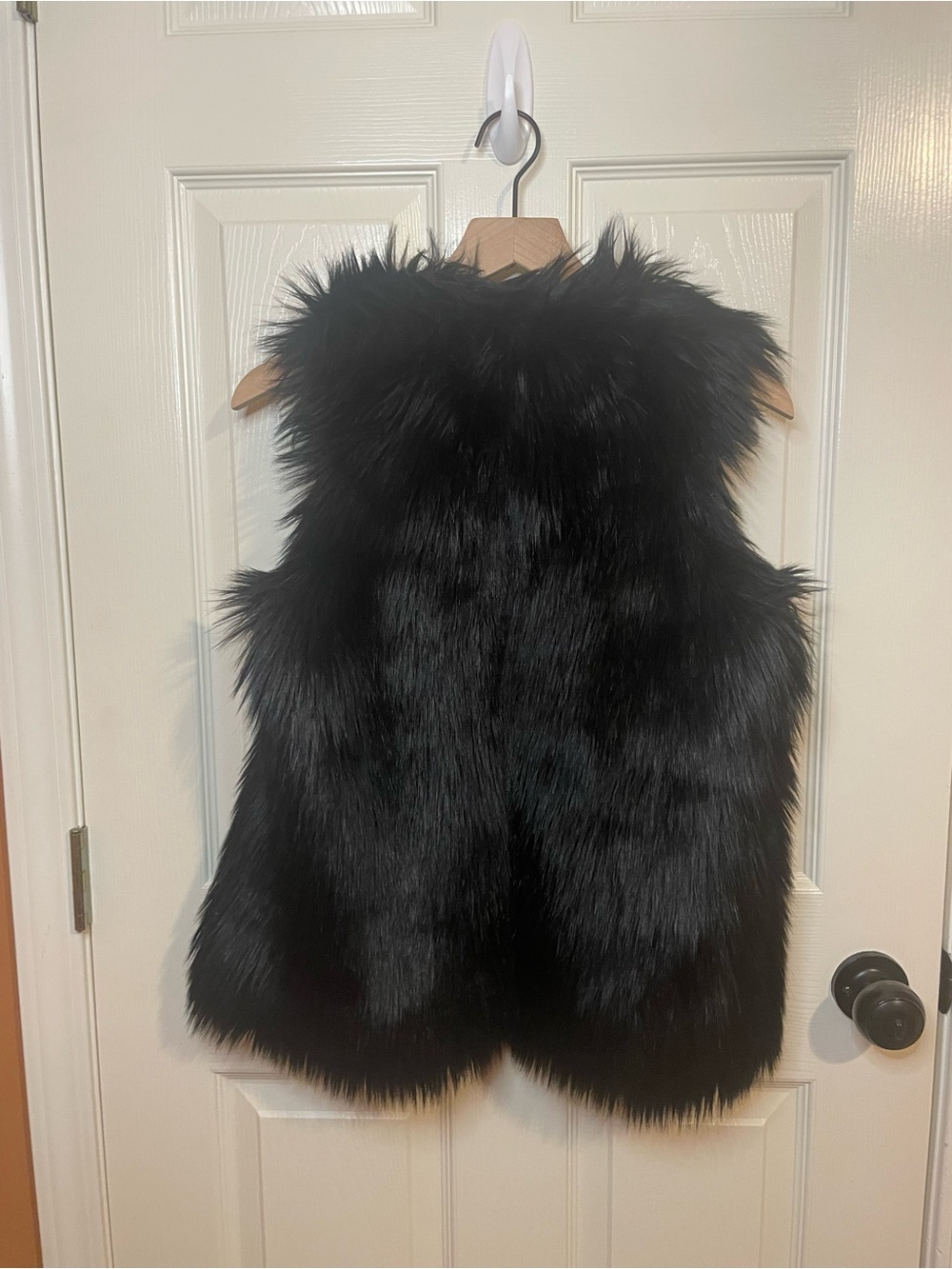 Abercrombie & Fitch Faux Fur Satin Vest in Black Mobwife Size Medium NWT - Picture 8 of 8